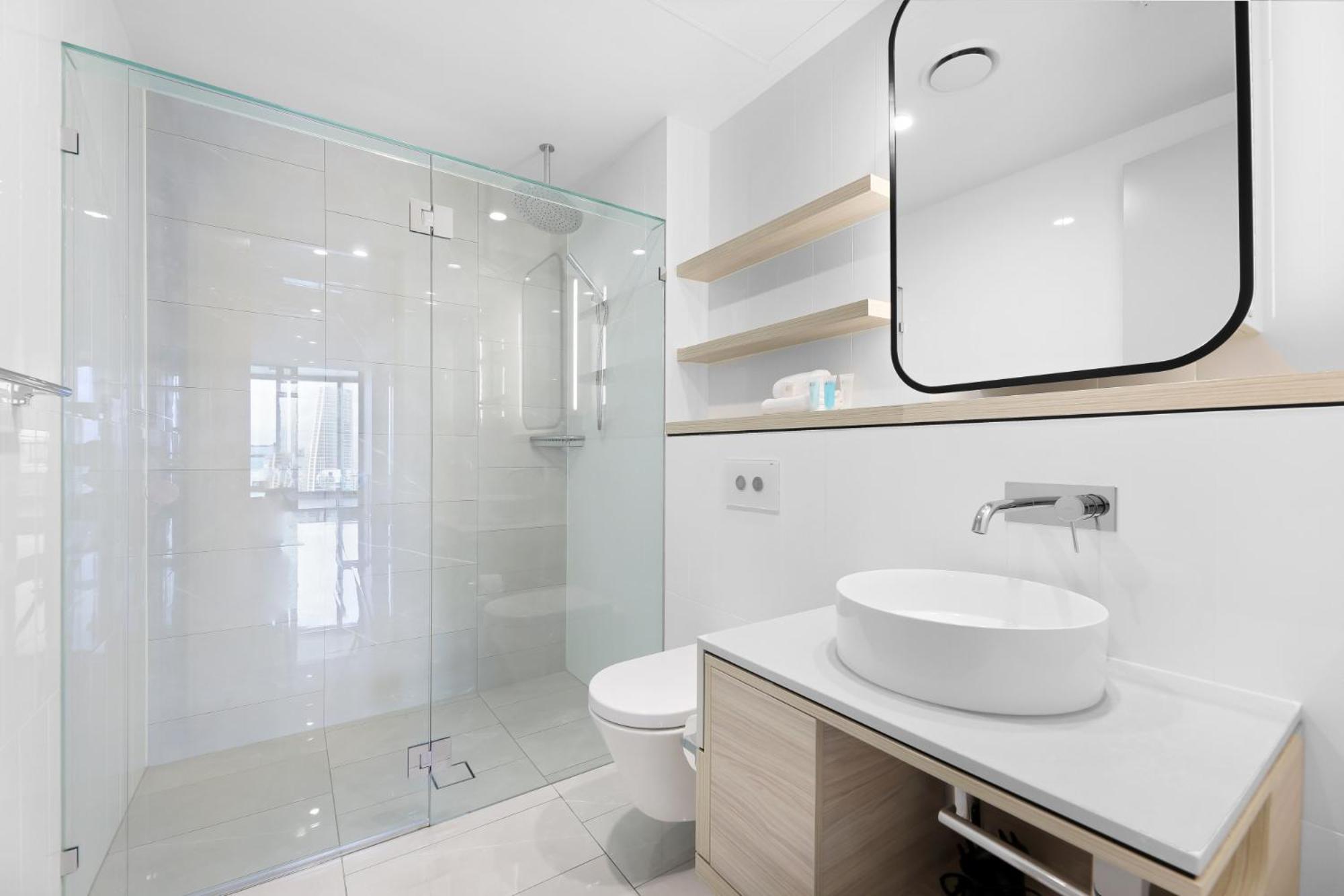 Luxe Oceanfront 1-bed High Rise With Pool & Gym *